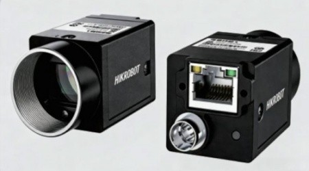 How does the vision system improve cutting accuracy?